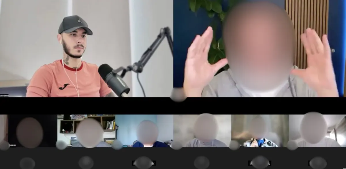 Un live du dimanche : Meydeey au micro, un membre qui explique, les participants en grille.